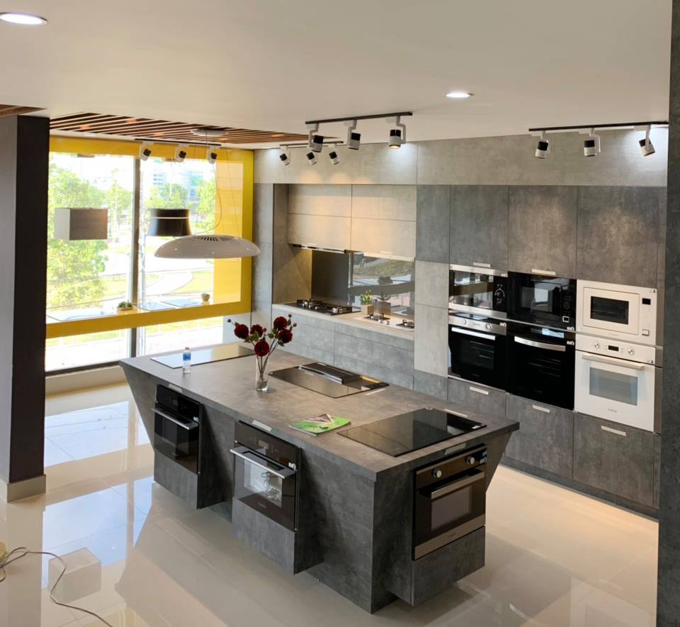 Hãy xem những ý tưởng trang trí phòng bếp mới nhất để biến căn bếp nhỏ của bạn thành một không gian tuyệt đẹp và đầy tiện nghi. Sử dụng các vật liệu và màu sắc phù hợp để tạo nên một không gian nhà bếp sang trọng và đẳng cấp hơn bao giờ hết!